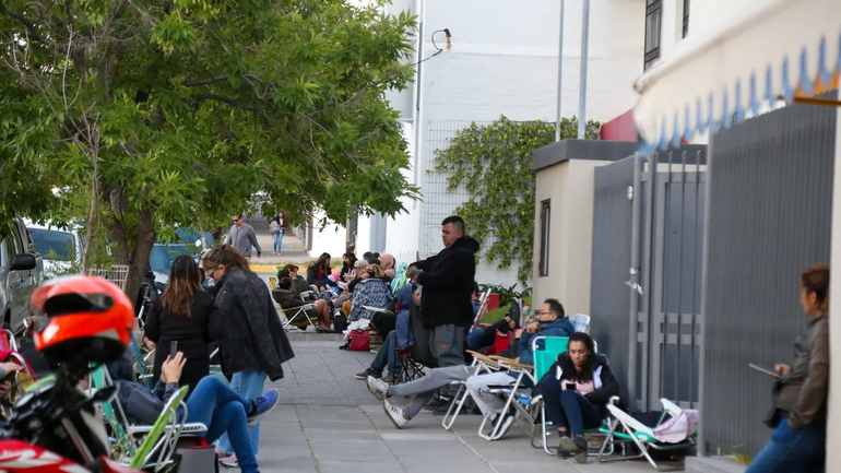 Los afiliados del ISSN pasaron la noche a la intemperie para ir a Las Grutas