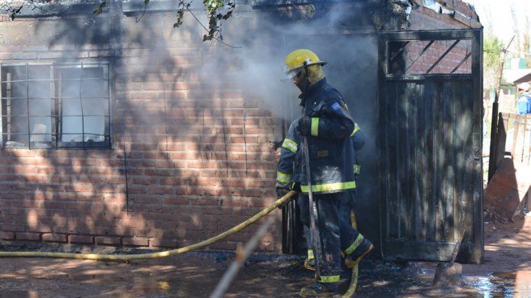 Una familia perdió todo tras un voraz incendio en Rincón de los Sauces