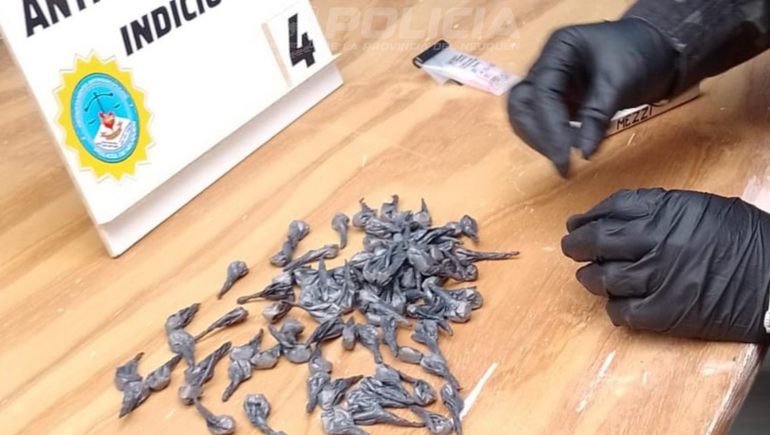 Cocaína, un arma y dos detenidos: fuerte operativo antidrogas en barrio Belén