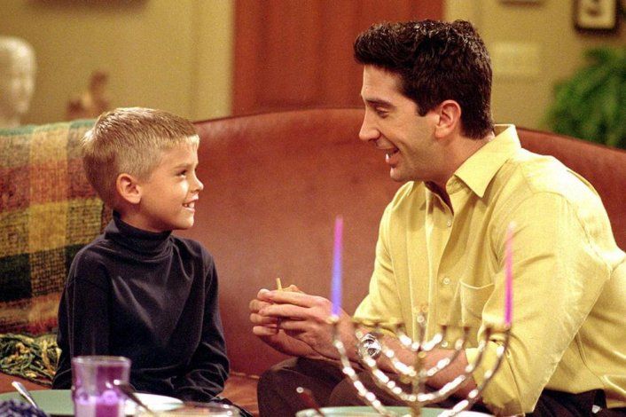 Cole Sprouse era el pequeño Ben en la serie Friends.