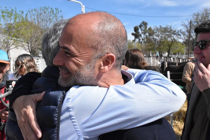 Candidato a Senador por el PRO, Juan Martin, abraza a Facundo Lopez, candidato a Senador por JDRN. Candidato a Senador por el PRO, Juan Martin, abraza a Facundo Lopez, candidato a Senador por JDRN.