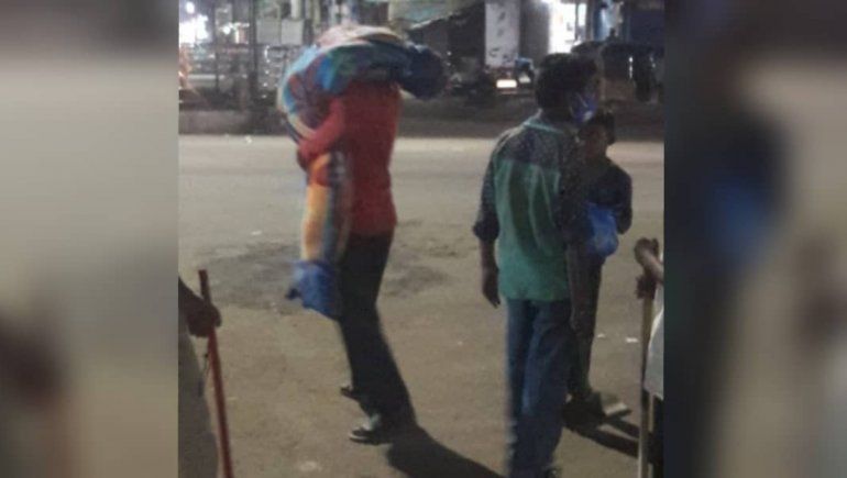 Viral: cargó el cadáver de su esposa por 3 kilómetros hasta el cementerio