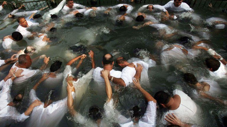 Evangelistas brasileños durante un bautismo colectivo.