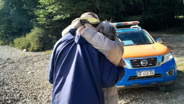 El reencuentro del pescador perdido con su esposa: lo pudieron rescatar en la mañana de este martes