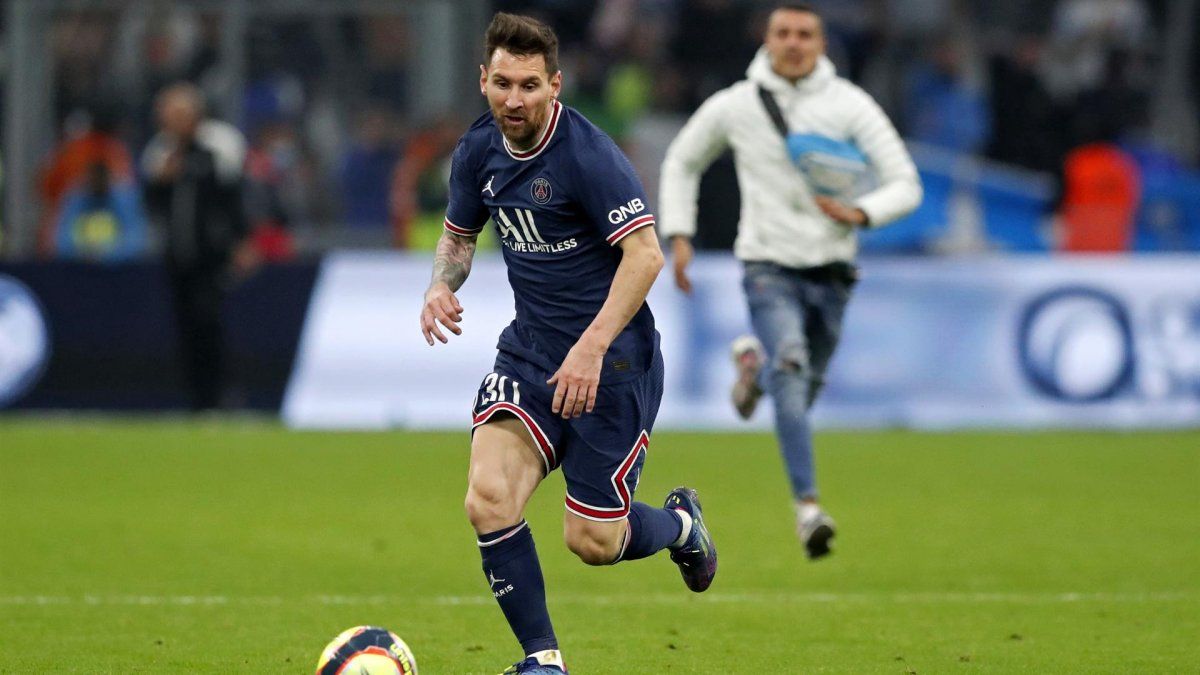 Insólito: se metió a la cancha y cortó el avance de Messi