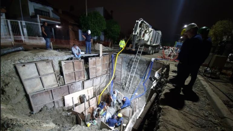 Los operarios de la cooperativa de Trelew trabajaron ininterrumpidamente día y noche para reparar la avería en un caño que estaba a 8 metros de profundidad.
