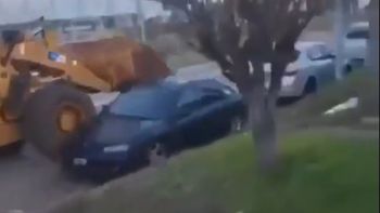 estaba borracho, salio a festejar el triunfo de la seleccion en una retroexcavadora y choco siete autos estaba borracho, salio a festejar el triunfo de la seleccion en una retroexcavadora y choco siete autos