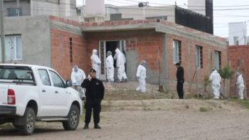La policía científica de Caleta Olivia en la casa del barrio 13 de Diciembre de Caleta Olivia.