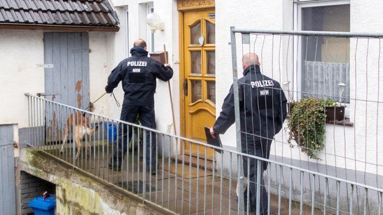 Policías alemanes en la casa donde mataron a dos mujeres en Renania.