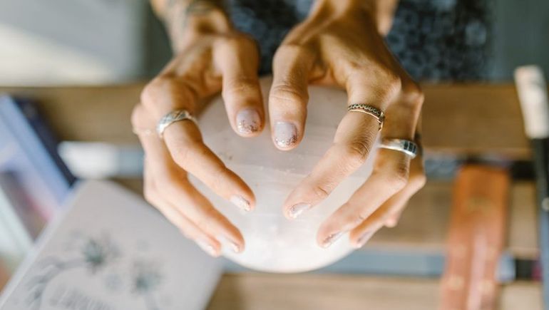 Las brujas digitales ya no son marginales: hechizos a demanda, brujas influencers y rituales con fines políticos. Las brujas digitales ya no son marginales: hechizos a demanda, brujas influencers y rituales con fines políticos.