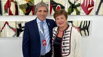 Luis Caputo y Kristalina Georgieva. La directora del FMI realizó algunos pedidos para Argentina, como por ejemplo la quita de los subsidios energéticos.