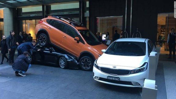 Le dio su Porsche al valet de un hotel y se lo chocó