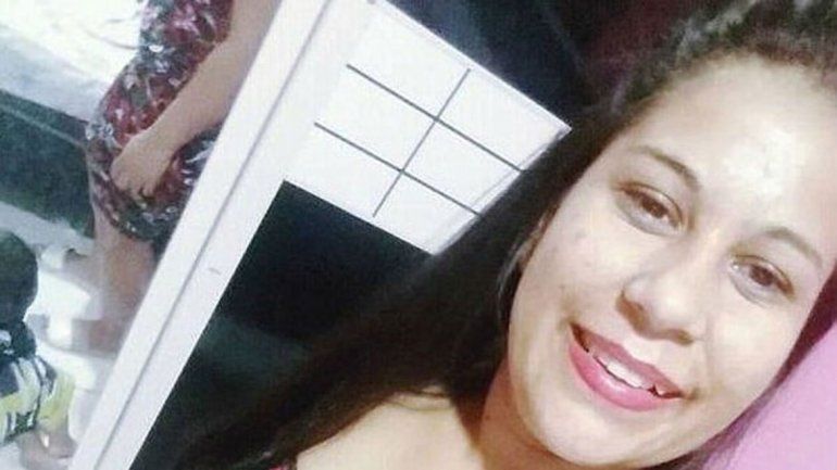 El alisador se derritió en la cara de la joven brasileña de 22 años.