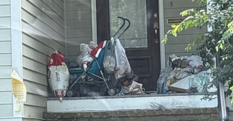 Dentro de la casa de la mujer estaba el cadáver de su hijo momificado además de un montón de basura y excremento de ave. Dentro de la casa de la mujer estaba el cadáver de su hijo momificado además de un montón de basura y excremento de ave.