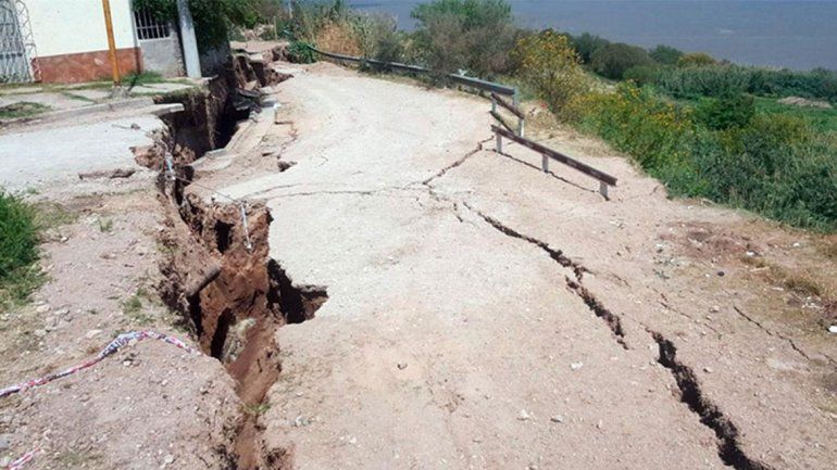 El río Paraná es el causante del tajo producto de un movimiento natural.