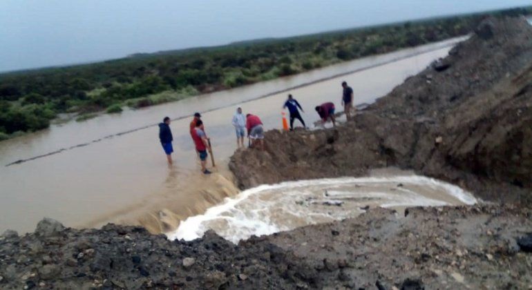 La lluvia inundó el camino a Las Grutas y quedaron varados