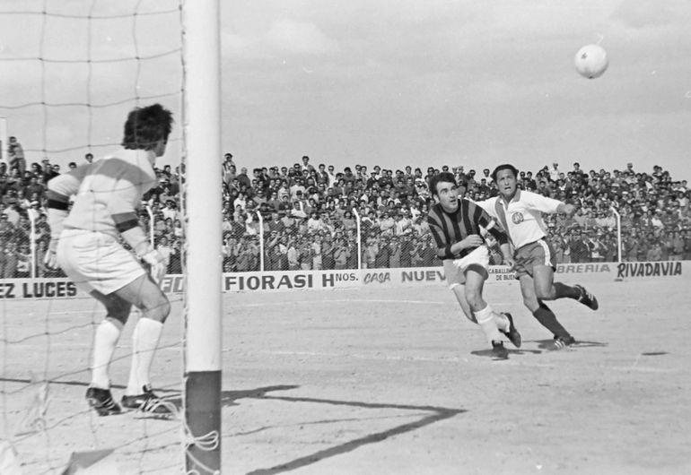 Otro partido histórico de Independiente de Trelew en ese Nacional, contra el San Lorenzo en el que jugaba José Sanfilippo. Otro partido histórico de Independiente de Trelew en ese Nacional, contra el San Lorenzo en el que jugaba José Sanfilippo.