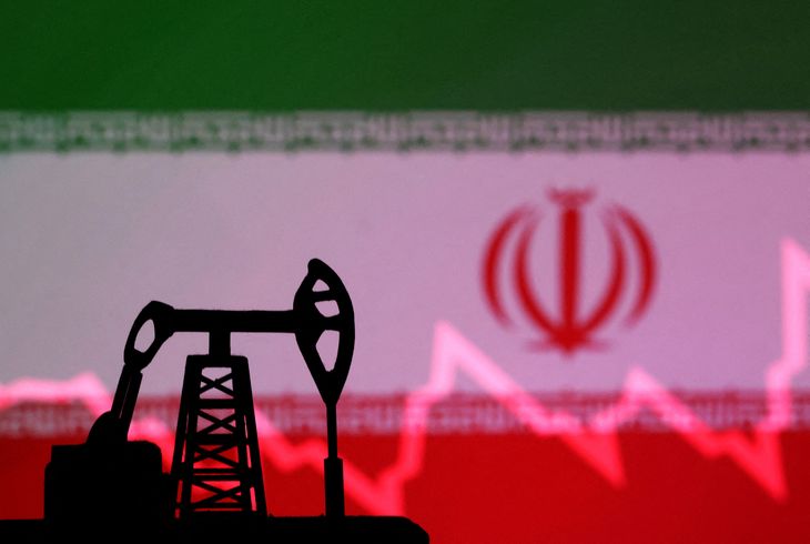 Foto de Archivo: Ilustración de la bandera iraní con un gráfico bursátil y un modelo en miniatura de una bomba de petróleo. 9 de octubre de 2023. REUTERS/Dado Ruvic