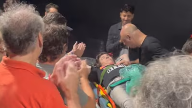 Maxi Trusso tuvo que ser hospitalizado tras saltar del escenario y que la multitud no lo atrape.