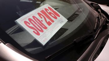 Cada vez más se ven patentes de papel en Neuquén ante la falta de entrega de las metálicas. Cada vez más se ven patentes de papel en Neuquén ante la falta de entrega de las metálicas.