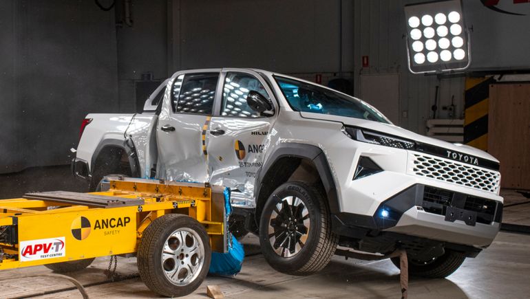 Prueba de choque de la nueva Toyota Hilux. Prueba de choque de la nueva Toyota Hilux.