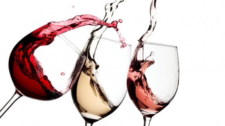 Tomar más de tres copas de vino diarias causa cirrosis