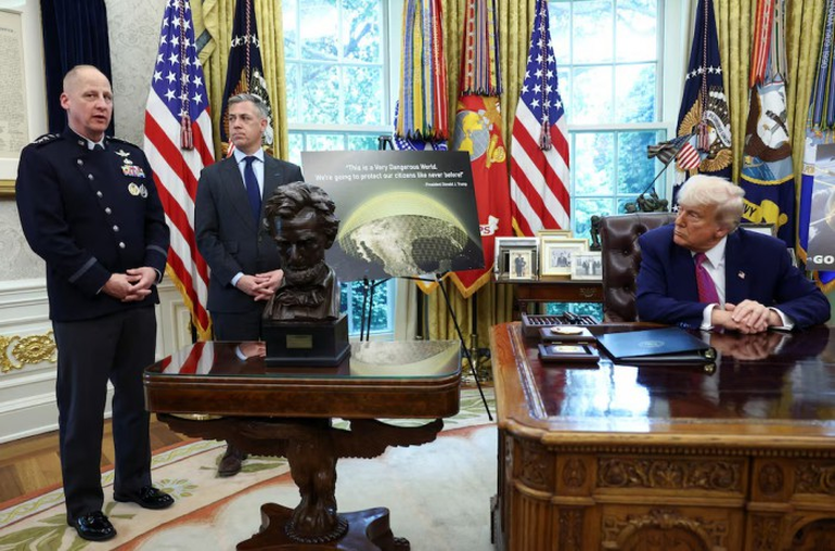 El vicejefe de Operaciones Espaciales de la Fuerza Espacial de Estados Unidos, el general Michael Guetlein, también habló en el anuncio en la Casa Blanca. El vicejefe de Operaciones Espaciales de la Fuerza Espacial de Estados Unidos, el general Michael Guetlein, también habló en el anuncio en la Casa Blanca.