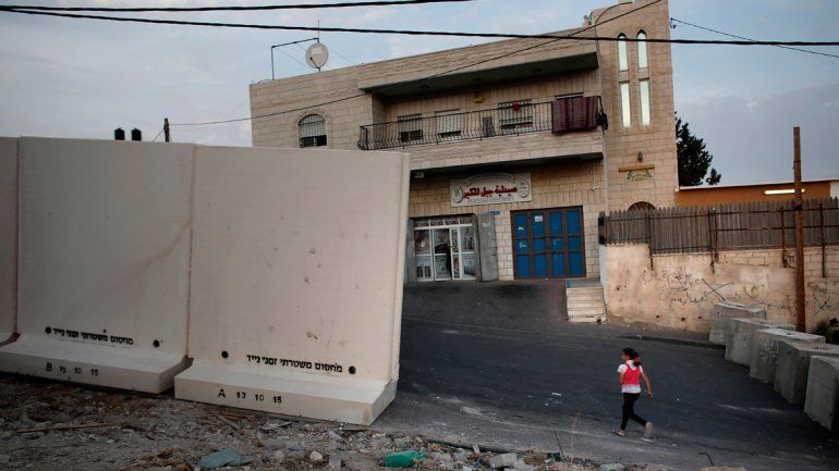 Israel levantó un muro en un barrio palestino de Jerusalén.