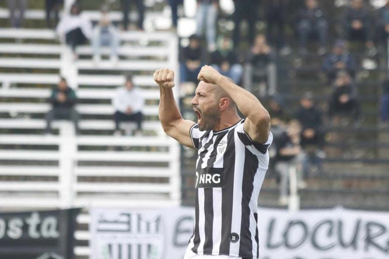 Amieva, el año pasado, festejando el gol de Cipo. 
