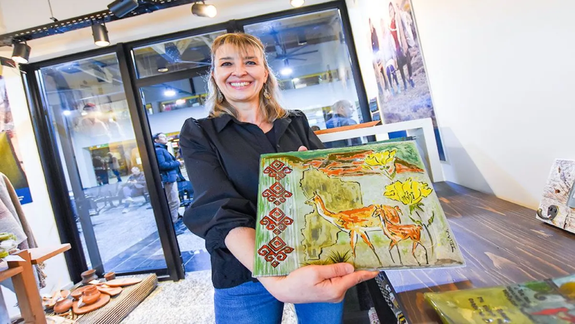 Vitrofusión: el arte de Irina Cid para reproducir la identidad de Neuquén