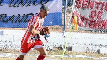 Berra con la gallina, una de las imágenes más graciosas del año. Foto: Claudio Espinoza