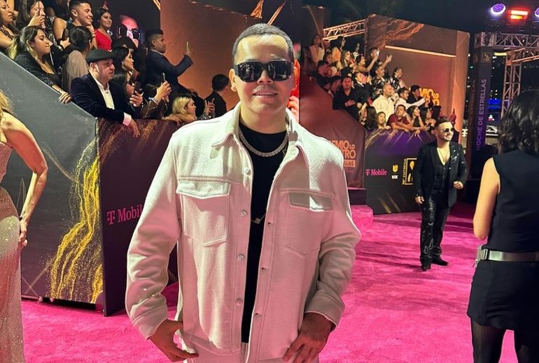 Asesinaron a balazos Ernesto Barajas, el cantante de una popular banda de música regional mexicana. Asesinaron a balazos Ernesto Barajas, el cantante de una popular banda de música regional mexicana.