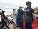 Dos sospechosos fueron detenidos en inmediaciones del estacionamiento de AOG Patagonia / Foto Prensa Policía