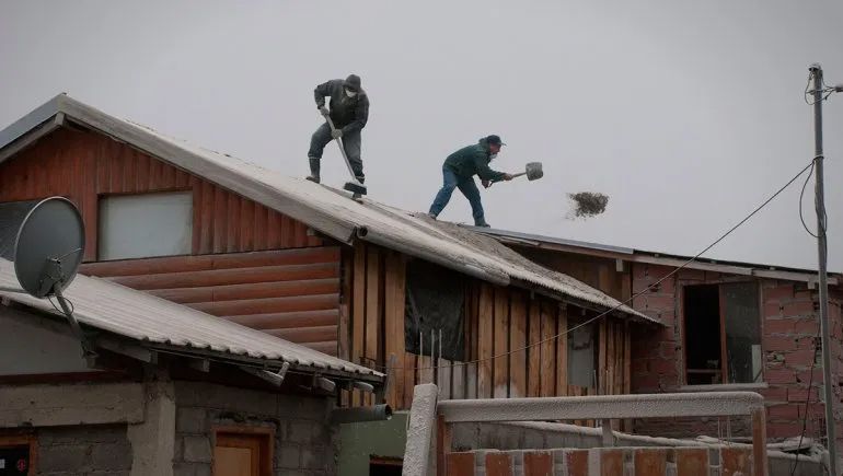 Retirar las cenizas de cada techo. Un trabajo urgente y agotador (Foto de Julián Campos). Retirar las cenizas de cada techo. Un trabajo urgente y agotador (Foto de Julián Campos).