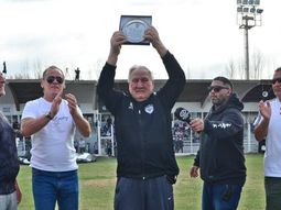 El homenaje que le realizó el club Cipolletti, con la presencia de Chala Parra, el Ruso Homann, entre otros. El homenaje que le realizó el club Cipolletti, con la presencia de Chala Parra, el Ruso Homann, entre otros.