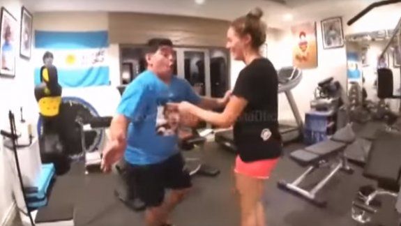 Maradona hace furor en las redes por sus pasitos de cumbia