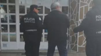 Abraham Cigarroa Cervantes, el exejecutivo de 51 años, al llegar a la Cárcel de Río Gallegos, en Santa Cruz, luego de su detención cerca del paraje La Esperanza. Abraham Cigarroa Cervantes, el exejecutivo de 51 años, al llegar a la Cárcel de Río Gallegos, en Santa Cruz, luego de su detención cerca del paraje La Esperanza.