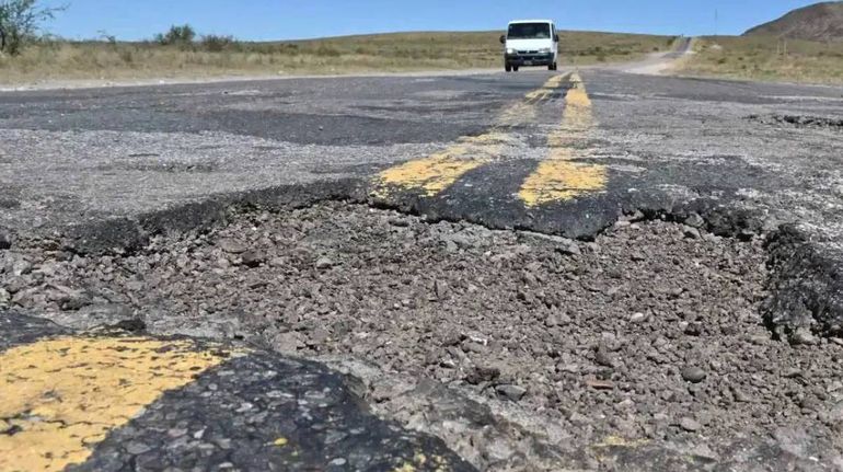 Así luce la Ruta 151 en varios tramos entre Cipolletti y La Pampa.