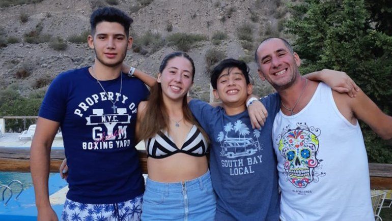 Mariano Spinedi y sus tres hijos.