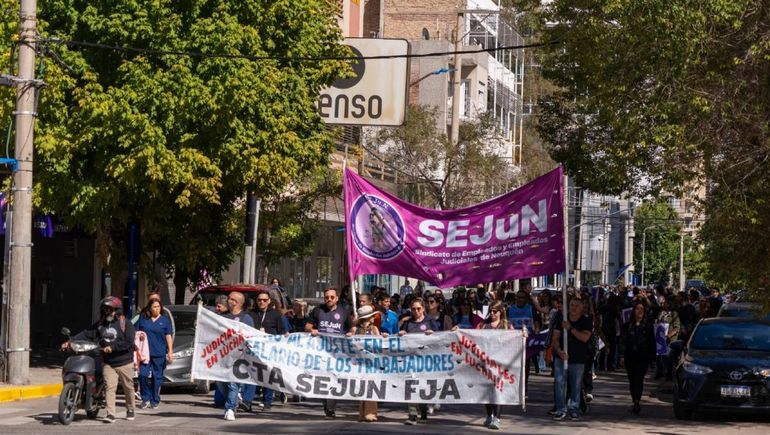 Movilización de Sejun por las calles de la ciudad por la paritaria.