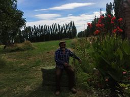 José Monge, en su chacra de PIcun Leufu. Foto: gentileza de Monge. José Monge, en su chacra de PIcun Leufu. Foto: gentileza de Monge.