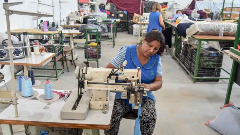 Volvieron al ruedo las textiles para hacer ropa estatal