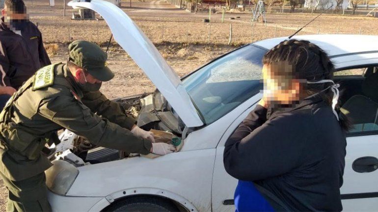 Paraje Ramón Castro: llevaban medio kilo de droga escondido en el capó