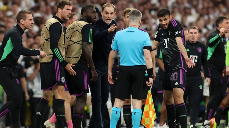 Los jugadores del Bayern Munich estallaron contra el árbitro.