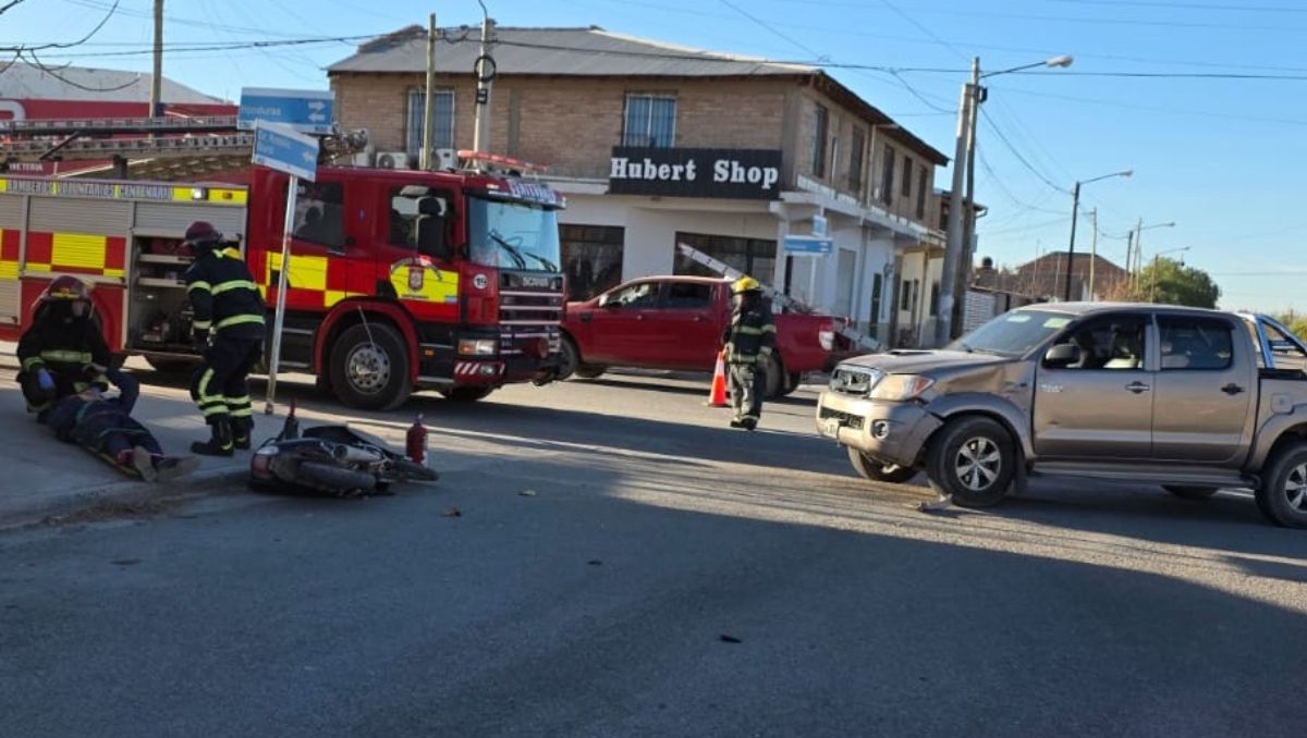 Un motociclista resultó herido tras chocar contra una camioneta en Centenario