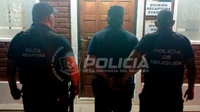 Cayó un delincuente que cumplía la pena en su casa y se fugó: usaba otro nombre | LM Neuquen Cayó un delincuente que cumplía la pena en su casa y se fugó: usaba otro nombre