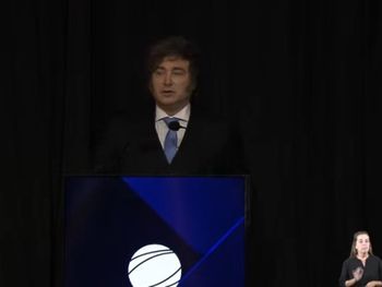 El presidente brindó un discurso en la apertura del evento de la Bolsa de Comercio. El presidente brindó un discurso en la apertura del evento de la Bolsa de Comercio.