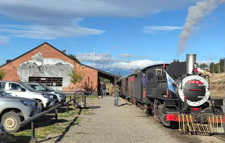 El recorrido de La Trochita se inicia en la estación de Esquel, a las 10 de la mañana. El recorrido de La Trochita se inicia en la estación de Esquel, a las 10 de la mañana.