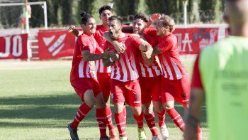 El Rojo se sobrepuso a la derrota en Cutral Co del arranque con un gol del eterno Villa.