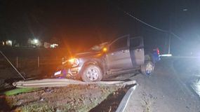 Violento choque en Centenario: una camioneta despistó y terminó contra un poste